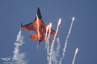 Das Holländische F-16 Display beim Ausstoss von Flares Das Holländische F-16 Display beim Ausstoss von Flares