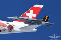 Der erste A350 von SWISS zusammen mit einer F/A-18 Hornet der Fliegerstaffel 11